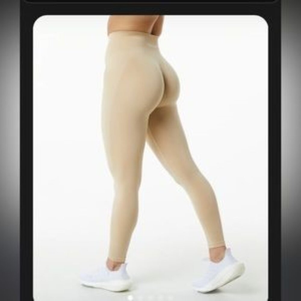 Alphalete amplify scrunch leggings in hazelnut color and small size